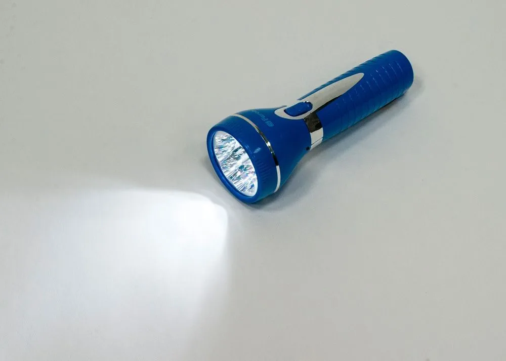 FERON Фонарь аккумуляторный ручной 9LED 0,6W со встроенной вилкой для зарядки, голубой, TL041 12956 FERON Фонарь аккумуляторный ручной 9LED 0,6W со встроенной вилкой для зарядки, голубой, TL041 12956
